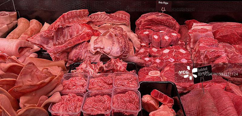 德国室内市场上的各种生肉展示图片素材