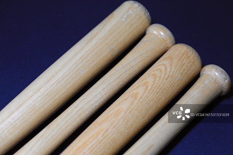 一排新棒球棒图片素材
