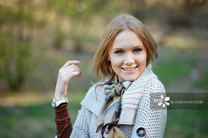 户外微笑的女人图片素材