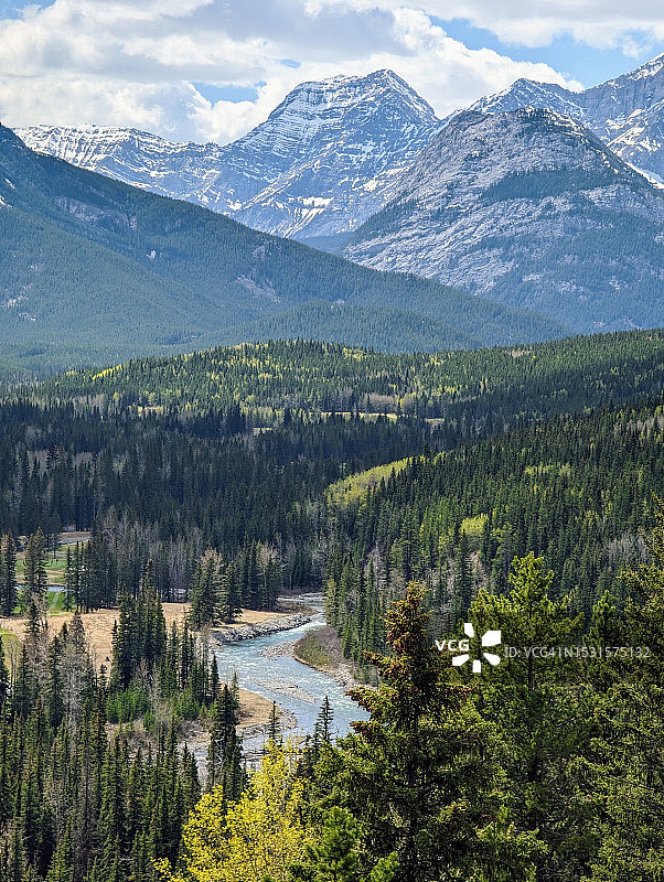 加拿大落基山脉雪山森林河流景观（加拿大艾伯塔省卡纳纳斯基斯）图片素材