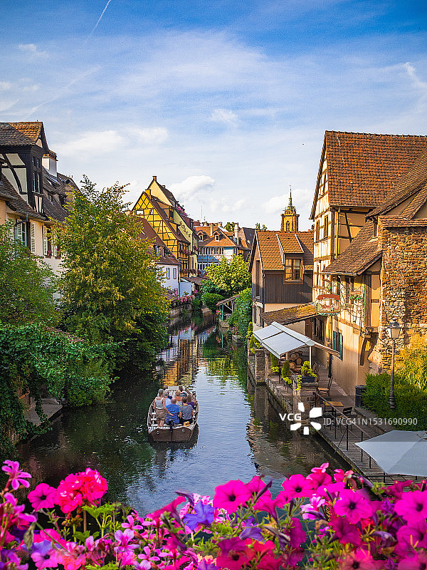 科尔马小威尼斯浪漫区运河，法国阿尔萨斯中世纪古镇图片素材