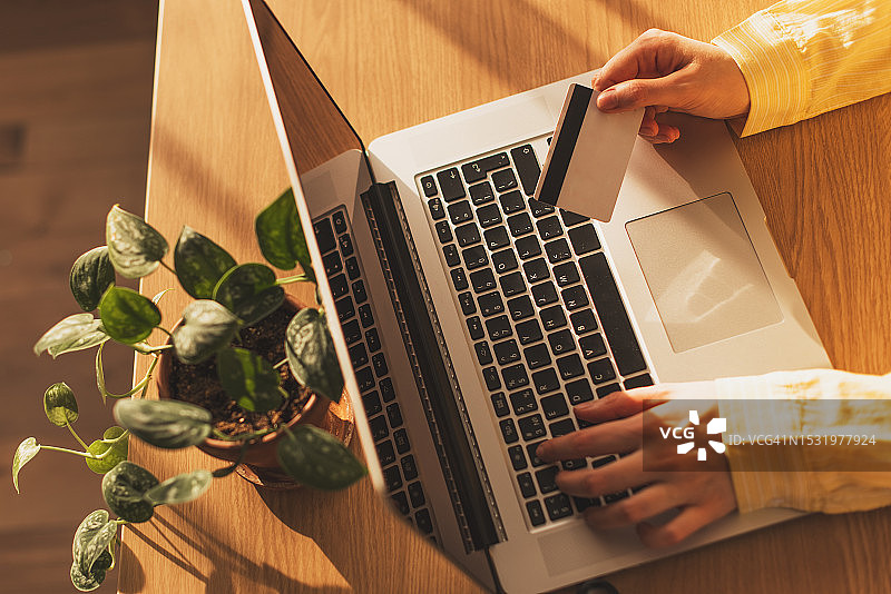 男人手持信用卡进行在线支付图片素材