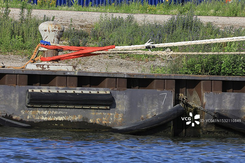 码头上系泊的船只图片素材