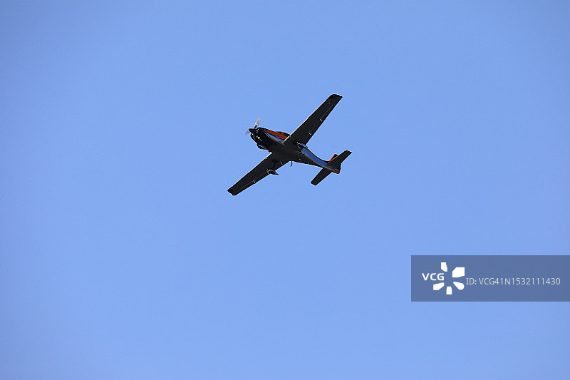 小型飞机在晴空中飞行图片素材