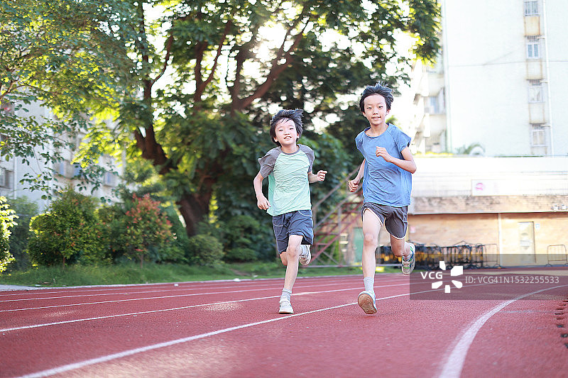 在跑道上的男孩图片素材