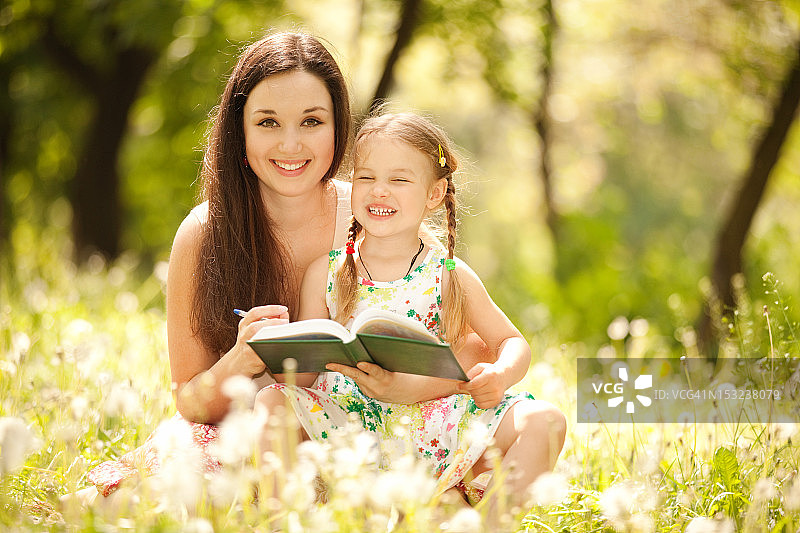 母女在公园草地上绘画图片素材