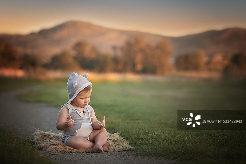 日落时分美丽的一岁男孩肖像图片素材
