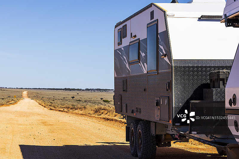 土路上的大篷车图片素材