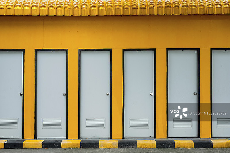 一排黄色厕所门的全画幅照片图片素材