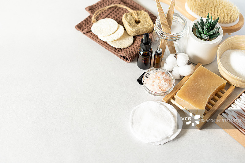 天然浴室与家庭水疗工具：零浪费可持续生活方式概念图片素材