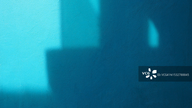 阳光与阴影下的抽象蓝色墙面背景图片素材