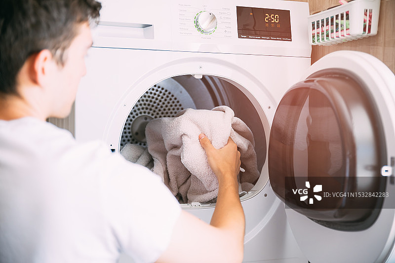 男人使用烘干机图片素材