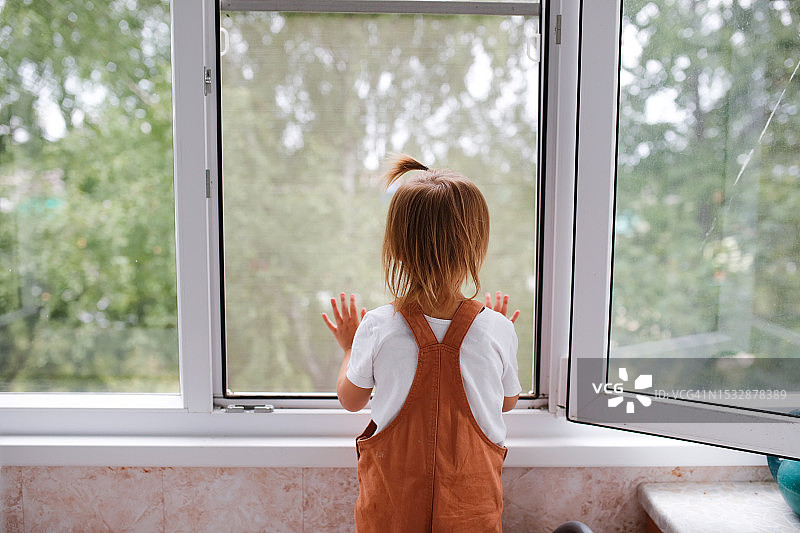 预防事故：警惕！幼儿倚靠窗户蚊帐，存在坠落风险图片素材