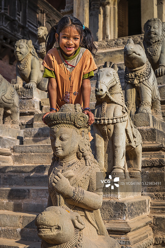 在巴克塔普尔印度教寺庙玩耍的尼泊尔小女孩图片素材