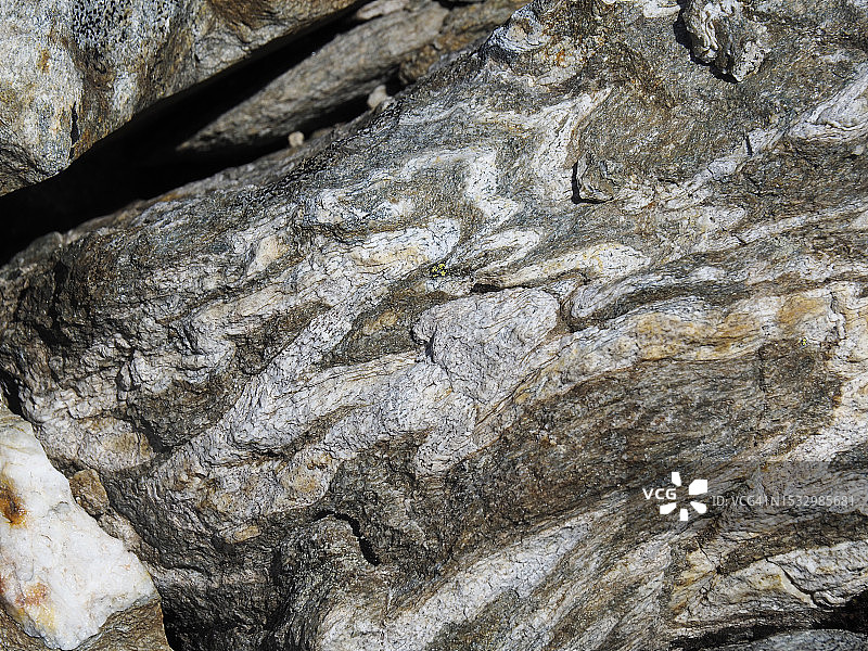 雷蒂安阿尔卑斯山侵蚀岩石中的扭曲图案图片素材