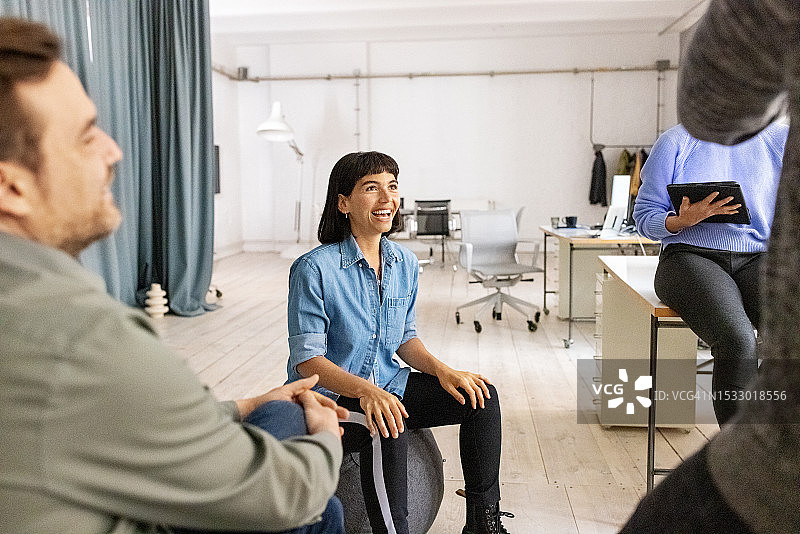 在创意办公室开会的女性企业家们图片素材