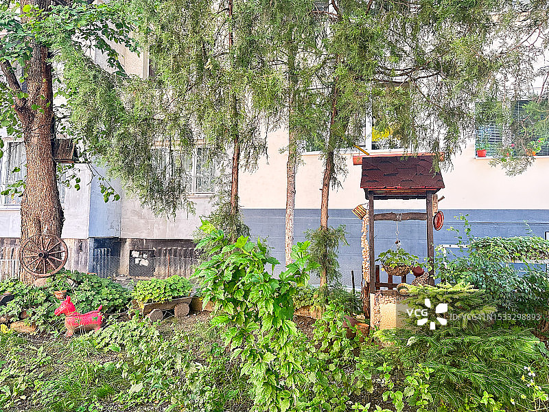 索非亚一栋公寓楼前的绿地图片素材