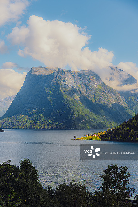 挪威松恩默勒阿尔卑斯山田园峡湾小镇风光图片素材