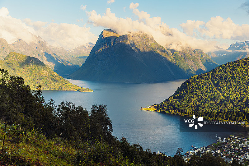 挪威松恩默勒阿尔卑斯山田园峡湾小镇风光图片素材