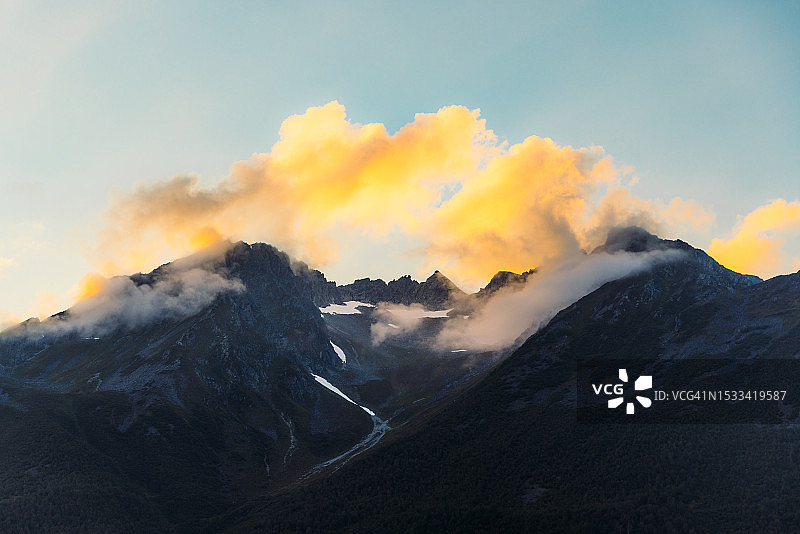 挪威松默勒阿尔卑斯山峡湾日落图片素材