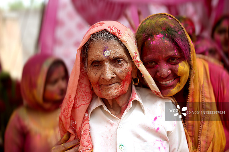年长的妇女和她的女儿在洒红节图片素材