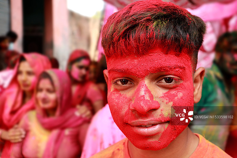 洒红节庆祝活动中的少年 портрет图片素材
