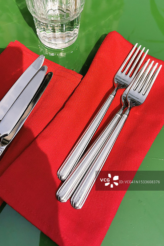 红色餐巾上的水杯与刀叉图片素材