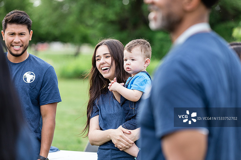 为公园活动做志愿者的年轻家庭图片素材
