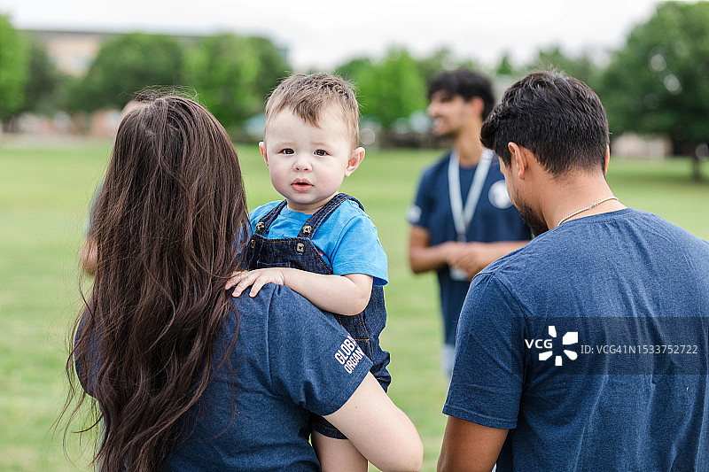 宝宝从妈妈的肩膀上直视镜头图片素材