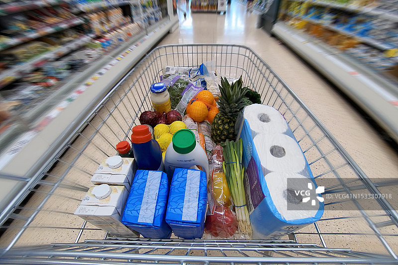 超市购物手推车和食品杂货图片素材