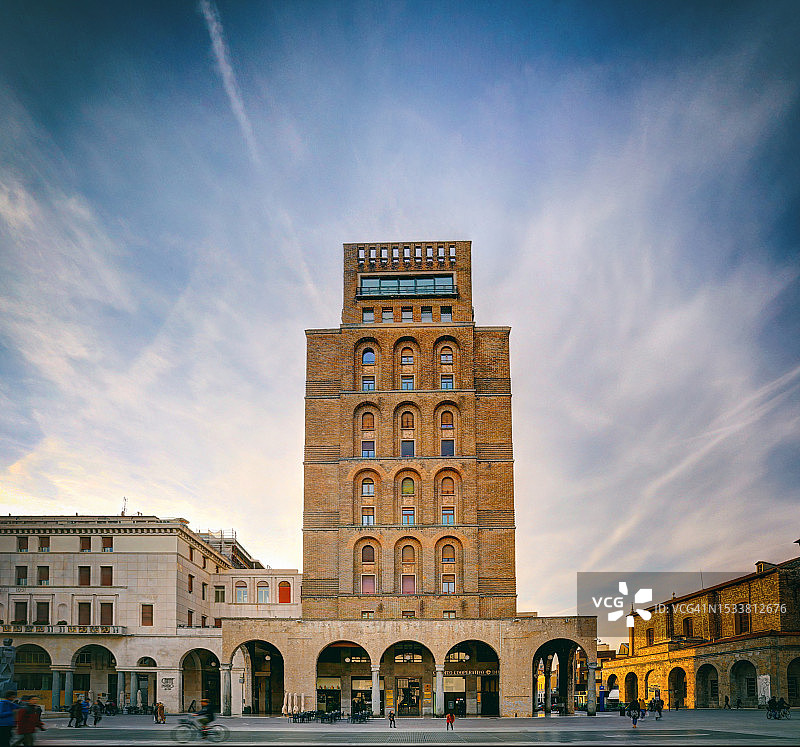 布雷西亚胜利广场的塔楼图片素材