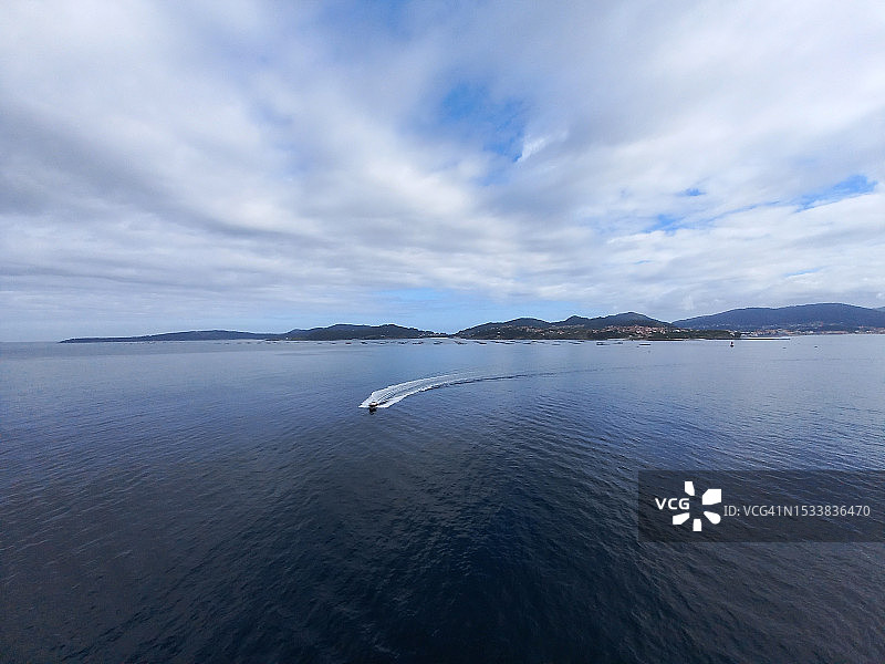 大海对着天空的美景图片素材