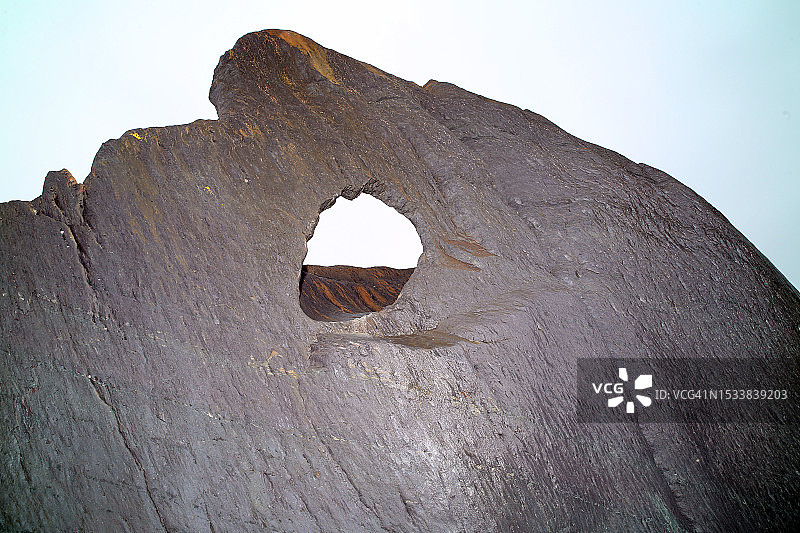 岩层对晴朗天空的低角度景观图片素材