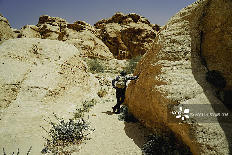 一位在约旦佩特拉古城旅游的亚洲游客图片素材