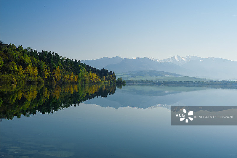 湛蓝的天空衬托着湖光山色的美景图片素材