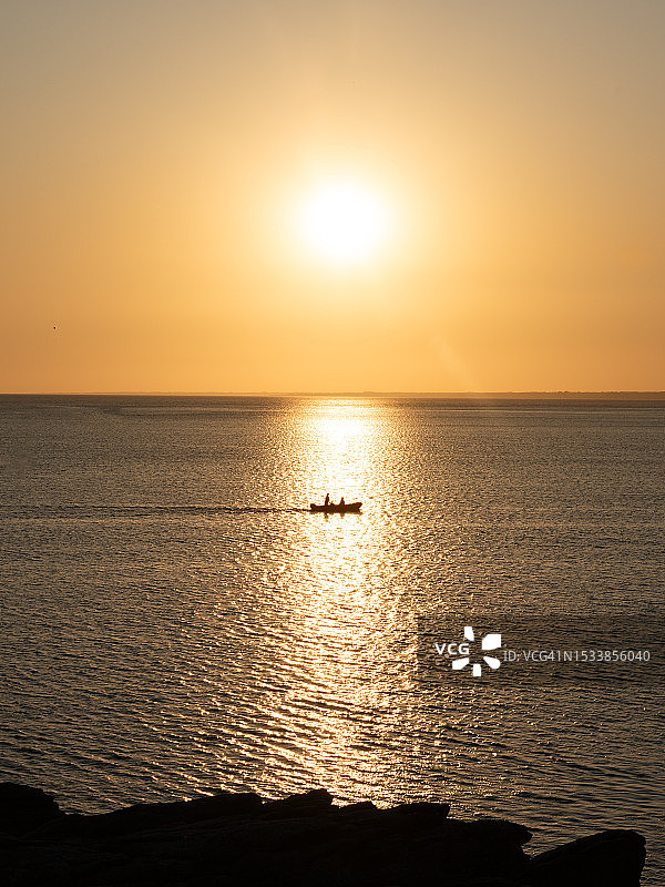 法国布列塔尼普洛默尔日落时分的海景图片素材