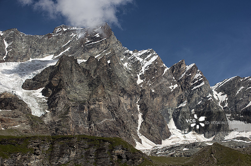 白雪皑皑的群山映衬着天空的美景图片素材