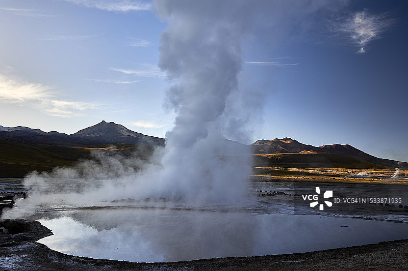 天空下的温泉景色图片素材