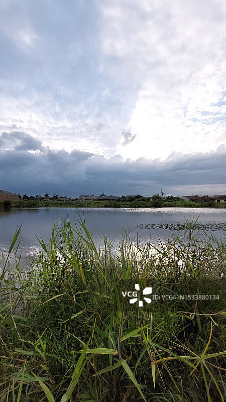 湖对天空的美景图片素材