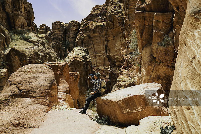 一位在约旦佩特拉古城旅游的亚洲游客图片素材