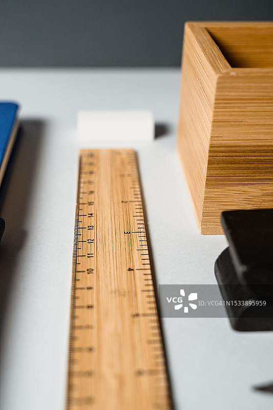 桌子上尺子和尺子的特写图片素材