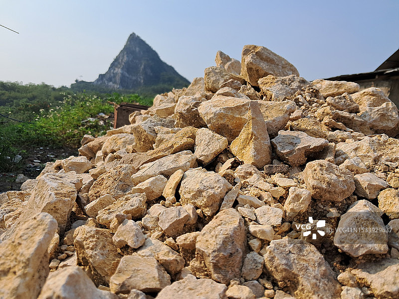 晴空下的岩石景观图片素材
