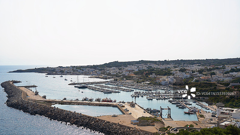 晴朗天空下的海洋高角度视图图片素材