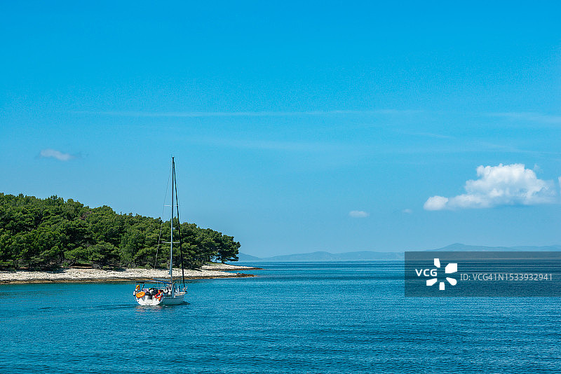 克罗地亚斯托莫斯卡的蓝色天空下的海景图片素材