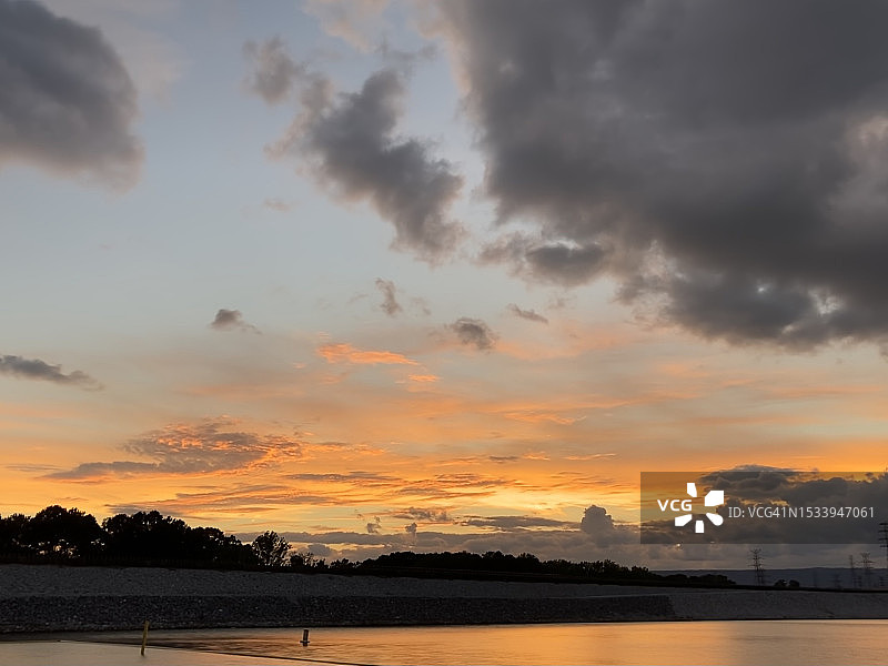 美国田纳西州查塔努加日落时分的湖泊风光图片素材