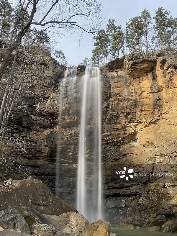 仰视视角下的佐治亚州托科阿森林瀑布图片素材