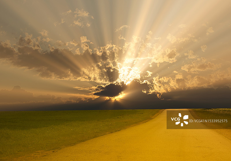 日落时田野对着天空的风景图片素材