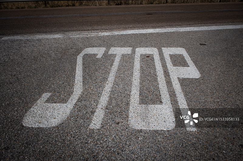 地面上的停止标志图片素材