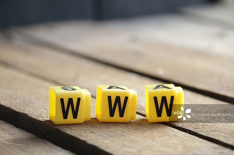 木桌上的彩色文字特写图片素材