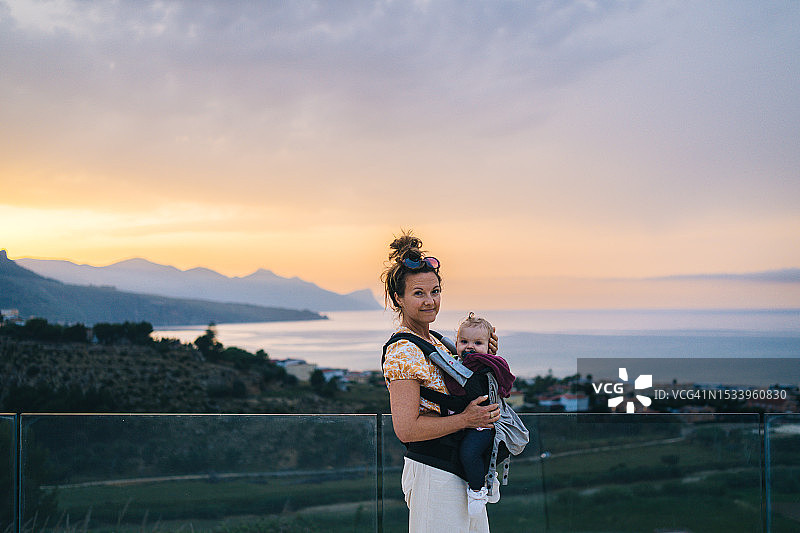 母亲在游泳池边抱着婴儿图片素材